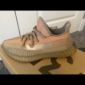 Yeezy 350 V2 never been worn. NWT size 6.5